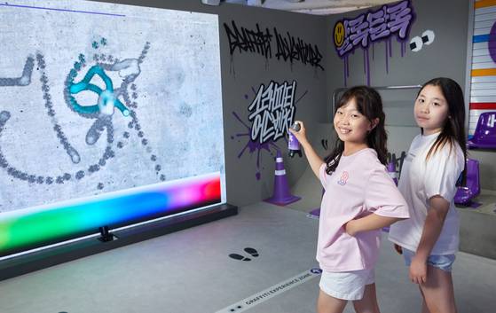 그래피티존에서는 직접 아티스트가 되어 전자 스프레이를 활용해 자신만의 아트웍을 만들어 갈 수 있다.