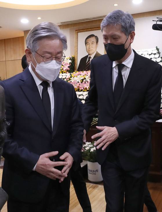 2021년 10월 더불어민주당 대선 후보였던 이재명 대통령이 서울대병원 장례식장에 마련된 노태우 전 대통령 빈소를 찾아 조문 뒤 노재헌 동아시아문화센터 이사장의 안내를 받으며 나오고 있다. 뉴스1