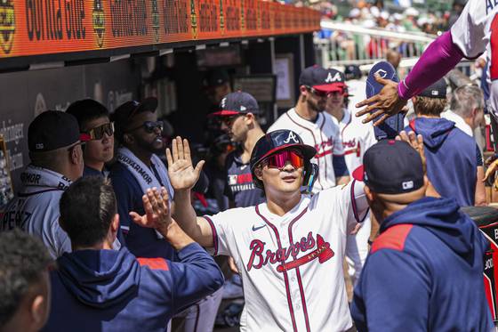 2회 득점을 기록한 뒤 더그아웃에서 동료들과 하이파이브를 나누는 김하성. 로이터=연합뉴스