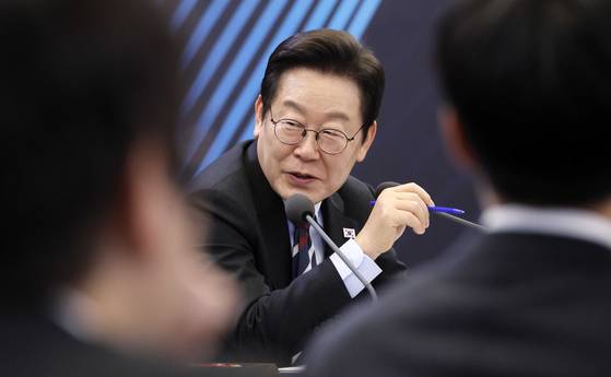 이재명 대통령이 15일 서울 성북구 한국과학기술연구원(KIST)에서 열린 제1차 '핵심 규제 합리화 전략 회의'에서 발언하고 있다. 사진 대통령실사진기자단