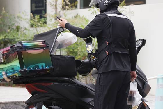 유통가에선 1시간 이내로 상품을 배송하는 퀵커머스 경쟁이 차열하다. 지난 6월 서울 강남구에서 배달하는 라이더들 모습. 연합뉴스