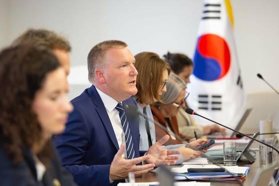 마이클 맥그래스(49) 유럽연합(EU) 민주주의정의법치주의소비자 보호 담당 집행위원(장관급)이 15일 서울 중구 주한EU대표부에서 열린 기자간담회에서 발언하고 있다. 사진 주한EU대표부