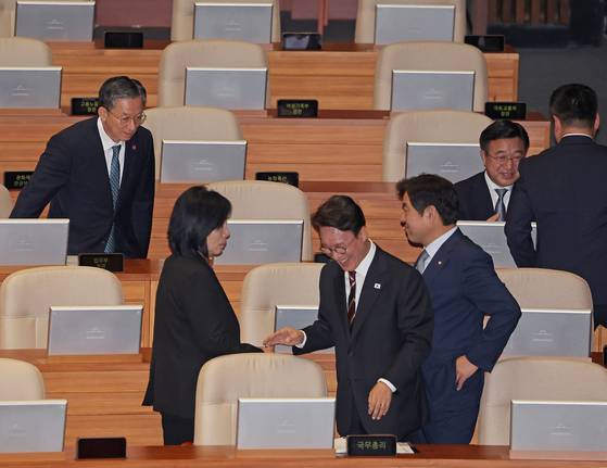 김민석 국무총리, 정성호 법무부 장관, 윤호중 행정안전부 장관 등 국무위원들이 15일 대정부 질문이 열리는 국회 본회의장에 참석해 있다. 연합뉴스