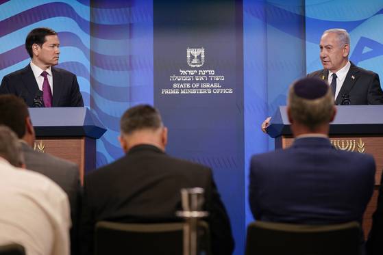 15일(현지시간) 이스라엘 예루살렘에서 공동 기자회견 중인 베냐민 네타냐후 이스라엘 총리(오른쪽), 마코 루비오 미국 국무장관. [AP=연합뉴스]