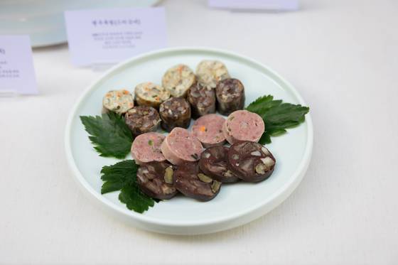 순대실록 플래그십 스토어 오픈 기념으로 주최한 포럼 행사에서 육경희 순대실록 대표는 조선시대 문헌 속 전통 순대를 복원하고, 이를 근간으로 현대인의 입맛에 맞게 새롭게 해석한 순대를 선보였다. 사진 순대실록