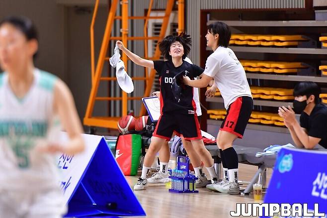 ▲언니들 득점에 환호하는 동주여고 1학년 선수들