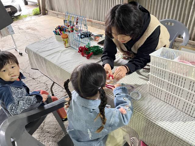 ▲ 영월문화관광재단이 지역주민과 함께하는 진달래장 문화놀이터에서 아이들과 생활소품을 만들고 있다.