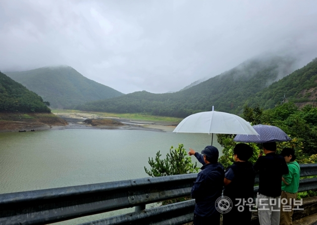 ▲ 13일 극심한 가뭄으로 재난사태를 겪고 있는 강릉시에 ‘단비’ 빗줄기가 굵어지자, 시민들이 오봉저수지에 올라 물의 양을 살피며 가뭄 해갈을 기원하고 있다.황선우 기자