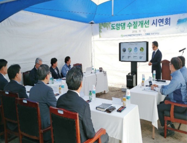 ▲ 양기대 전 국회의원이 2018년 강릉에서 도암댐 수질개선 시연회를 하는 모습. 양 전 의원 페이스북 갈무리.