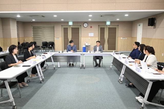 ▲ 국회입법조사처는 최근 평창군 보건의료원에서 이관후 국회입법조사처장, 임성원 평창부군수, 박건희 평창군보건의료원장 등이 참석한 가운데 평창군 지역보건의료 기관 현안간담회를 가졌다. 이번 조사는 지역의료공공의료 정상화를 위한 현장 방문의 일환으로 진행됐다. 국회입법조사처 제공