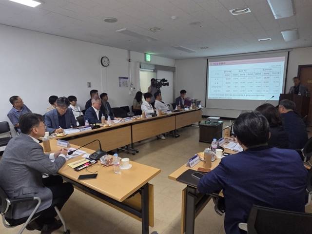 ▲ 국회입법조사처는 최근 영월의료원에서 이관후 국회입법조사처장, 서영준 영월의료원장, 조승연 외과의(전 인천의료원장), 주영수 강원대병원 교수(전 국립중앙의료원장), 김영완 전국지방의료원연합회장(서산의료원장) 등이 참석한 가운데 지역보건의료 기관 현안간담회를 가졌다. 국회입법조사처 제공