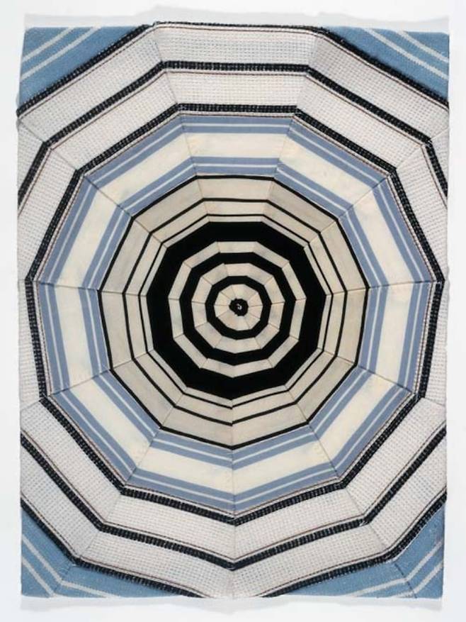 루이스 부르주아 <Dawn (detail)> (2006), sewn fabric, 12 parts, each 30.4 x 22.8 cm. Courtesy Cheim & Read and Hauser & Wirth / 사진. © Louise Bourgeois Trust / Licensed by VAGA, New York / Viscopy, Sydney.