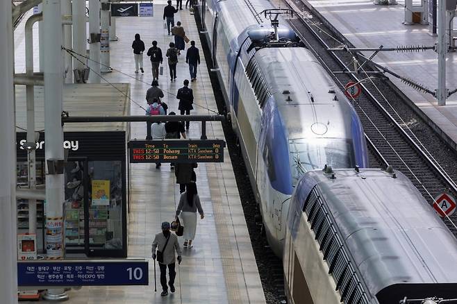 서울 중구 서울역에서 승객들이 경부선 KTX에 탑승하기 위해 분주히 이동하고 있다. 사진=연합뉴스