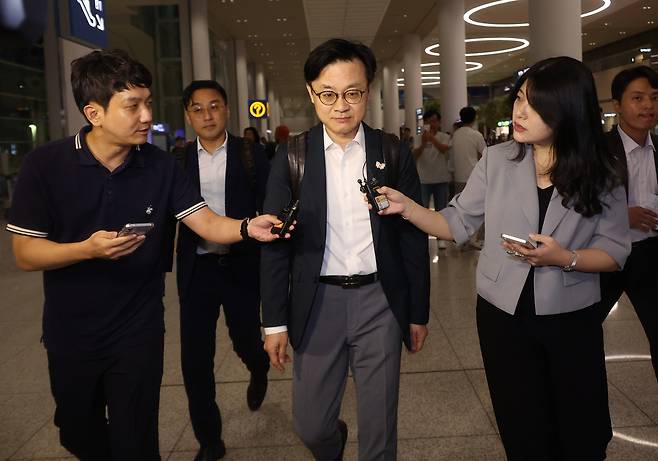 미국 현지에서 한·미 관세협상 관련 후속 협의를 한 김정관 산업통상자원부 장관이 14일 오전 영종도 인천국제공항을 통해 귀국하고 있다. 연합뉴스
