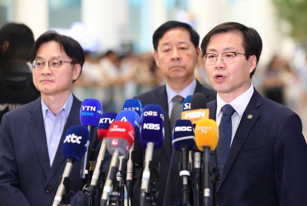 김정관 산업통상자원부 장관(왼쪽부터)과 구윤철 경제부총리 겸 기획재정부 장관, 여한구 통상교섭본부장이 지난 8월 1일 미국과 무역협상을 마치고 귀국한 뒤 인천국제공항에서 취재진 질문에 답하고 있다. 사진은 기사 내용과 직접적인 관련이 없음. 연합뉴스