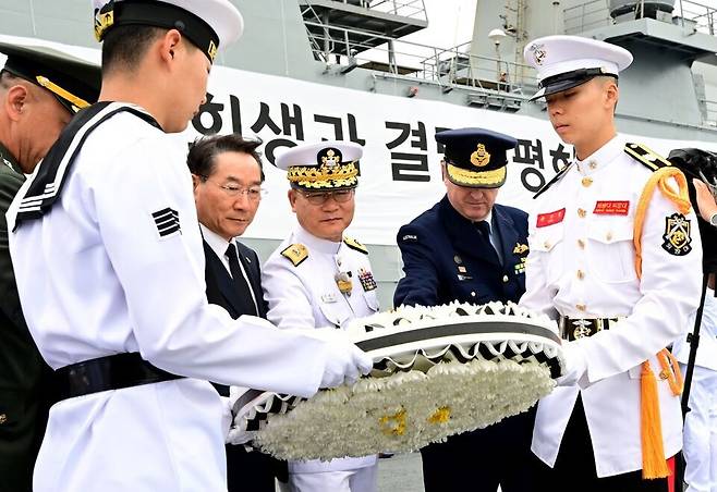 Incheon Mayor Yoo Jeong-bok, third from left, and Navy Deputy Chief of Staff for Personnel Park Tae-kyun, center, take part in a wreath laying ceremony to honor soldiers killed carrying out Operation Chromite in Incheon on Sept. 12. [INCHEON METROPOLITAN GOVERNMENT]