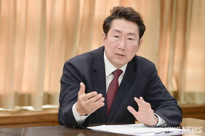 원강수 원주시장이 민선 8기 3주년을 맞아 쿠키뉴스에 그동안의 시정성과를 설명하고 있다. 원주시