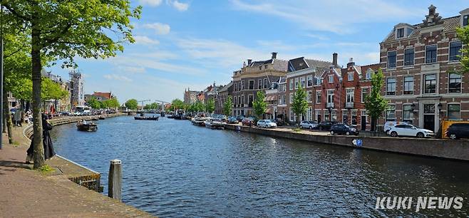 푸르른 하늘과 운하가 아름다운 하를렘.