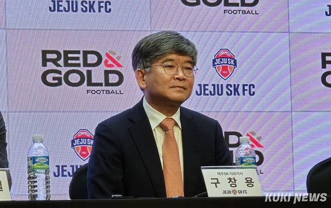 구자철 제주SK 유소년 어드바이저가 15일 오전 10시 서울 마포구 스탠포드호텔코리아에서 ’제주SK·R&G 풋볼 파트너십 기자회견‘에서 임하고 있다. 김영건 기자