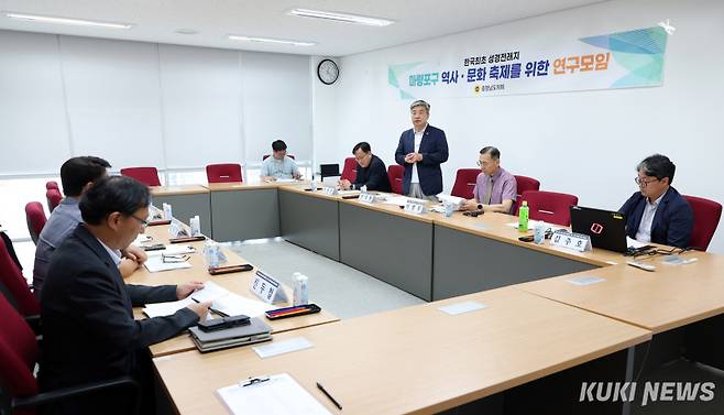 충남도의회 ‘한국 최초 성경전래지 마량포구 역사·문화 축제를 위한 연구모임’은 15일 서천 청소년수련관에서 제3차 회의 및 연구용역 중간보고회를 개최했다.&nbsp;