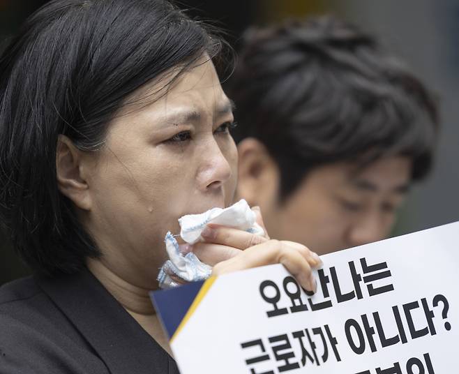 5월19일 서울 중구 서울고용노동청 앞에서 열린 MBC 기상캐스터였던 고(故) 오요안나씨 특별감독 결과 규탄 기자회견에서 오씨의 어머니 장연미씨가 눈물을 흘리고 있다. 연합뉴스