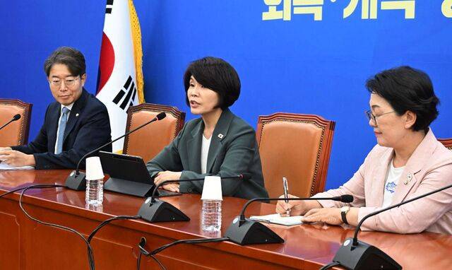 한정애(가운데) 더불어민주당 정책위의장이 14일 서울 여의도 국회에서 기자간담회를 열고 사법개혁 입법 추진 방안 등 현안과 관련해 발언하고 있다. 이병주 기자