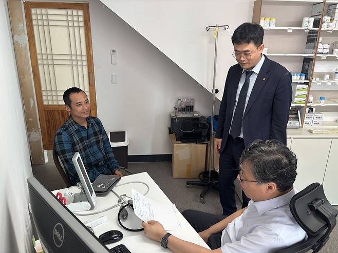 김형기 인천기독병원장이 14일 인천 중구 로제타홀 무료 진료소에서 이주노동자를 진료하고 있다.