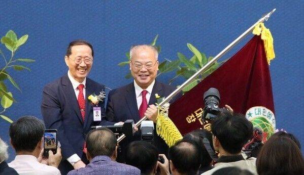 예장합동 제45회기 전국남전도회 연합회장에 취임한 조형국(오른쪽) 장로가 이임 회장 배원식 장로와 함께 연합회 깃발을 전달 받은 후 기념촬영을 하고 있다.