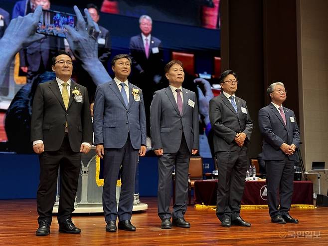 예장백석 제48회기 총회 회장단이 15일 충남 천안 백석대학교회에서 총회 대의원들에게 인사하고 있다. 왼쪽부터 김동기 총회장, 이승수 부총회장, 고기성 장로 부총회장, 박종호 사무총장, 장형준 총무.