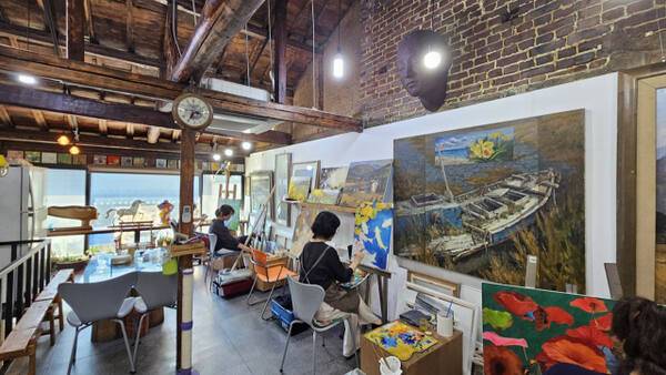 15일 오후 ‘고진오화실&갤러리지오’. 주민들이 화실에서 그림을 그리고 있다. 박기웅기자