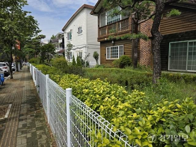 부천시 오정구 작동 시유지가 개인주택의 정원처럼 이용되고 있어 논란이 일고 있다. 김종구기자