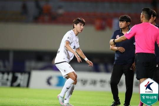 퇴장 판정에 항의하는 제주의 유인수. 사진[연합뉴스]