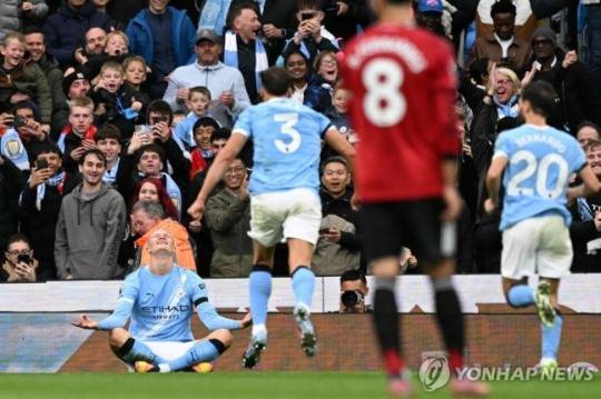 '명상 세리머니'를 펼치는 엘링 홀란 / 사진=연합뉴