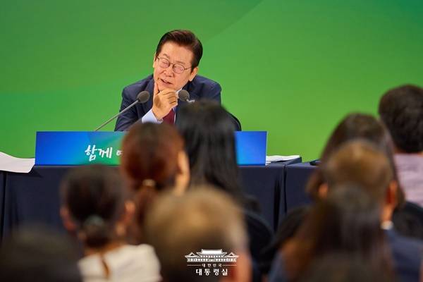 ▲ 지난 12일 강원도 춘천을 방문해 강원 주민들과 이야기를 나누는 이재명 대통령. 사진=대통령실