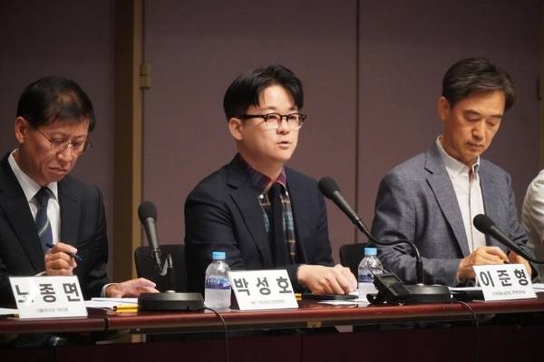 ▲2025년 9월 15일 서울 중구 한국프레스센터에서 방송기자연합회·전국언론노동조합·한국기자협회·한국PD연합회 주최로 '허위정보 배액배상 어떻게 봐야 하나' 토론회가 진행되고 있다. 왼쪽부터 박성호 방송기자연합회장, 이준형 언론노조 정책전문위원, 심석태 세명대 저널리즘대학원 교수(한국언론법학회장). 사진=전국언론노동조합