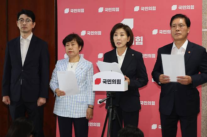 국민의힘 나경원 의원 등 국회 법제사법위원회 위원들이 15일 서울 여의도 국회에서 조희대 대법원장에 대한 여당의 사퇴 요구 등과 관련해 입장을 밝히고 있다. [사진 연합뉴스]