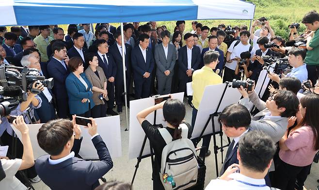 국회 행정안전위원회 소속 의원들이 15일 오전 충북 청주시 오송읍 궁평2지하차도에서 국정조사 현장조사를 진행하고 있다.  [사진 연합뉴스]