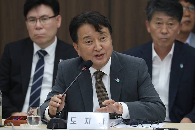 김영환 충북지사가 15일 충북도의회 다목적 회의실에서 열린 국회 행정안전위원회의 ‘오송 지하차도 참사 진상규명 및 재발 방지 대책 마련 국정조사’ 현장조사에서 답변하고 있다. [사진 뉴스1]