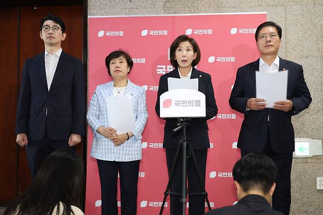 국민의힘 나경원 의원 등 국회 법제사법위원회 위원들이 15일 서울 여의도 국회에서 조희대 대법원장에 대한 여당의 사퇴 요구 등과 관련해 입장을 밝히고 있다. 왼쪽부터 주진우·조배숙·나경원·송석준 의원. 2025.9.15 [연합뉴스]