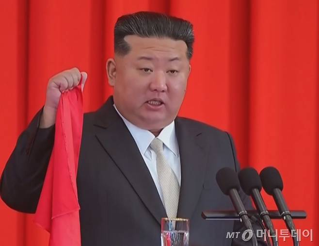 북한 조선중앙TV는 지난 9일 김정은 북한 노동당 총비서 겸 국무위원장이 북한 정권 수립 77주년 기념일(9·9절)을 맞아 열린 국기게양식에 참석했다고 10일 보도했다. / 사진=뉴시스(조선중앙TV)