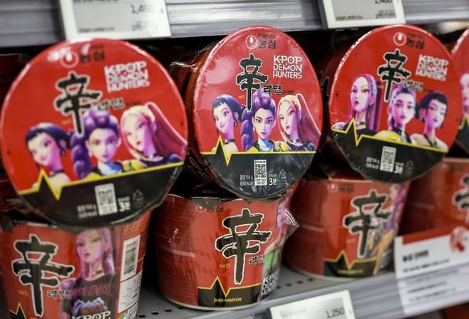 3일 서울 시내 대형마트에 넷플릭스 애니메이션 영화 '케이팝 데몬 헌터스'와 농심이 콜라보한 제품들이 진열돼 있다./사진=뉴시스