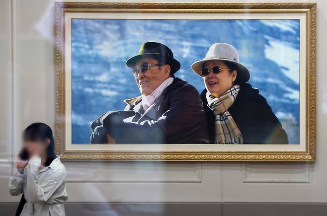 김건희 여사 의혹을 수사하는 민중기 특별검사팀이 통일교 압수수색에 들어간 지난 7월18일 오전 서울 용산구 통일교(세계평화통일가정연합) 서울본부 로비에 故 문선명 총재와 한학자 총재의 사진이 걸려 있다. /사진=뉴시스