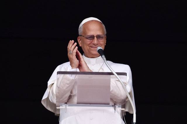 교황의 70번째 생일  : 14일 70세 생일을 맞은 레오 14세 교황이 바티칸 사도궁 발코니에서 생일을 축하해주는 신도들에게 박수를 보내며 감사 인사를 전하고 있다. 로이터 연합뉴스