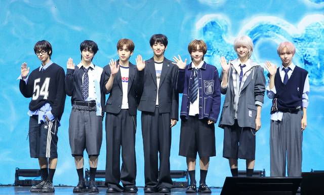 그룹 아이딧(왼쪽부터 박성현, 백준혁, 김민재, 장용훈, 정세민, 박원빈, 추유찬)이 15일 오후 서울 광진구 예스24라이브홀에서 열린 첫 번째 미니 앨범 ‘아이 디드 잇.(I did it.)’ 발매 기념 쇼케이스에서 포즈를 취하고 있다. 뉴시스