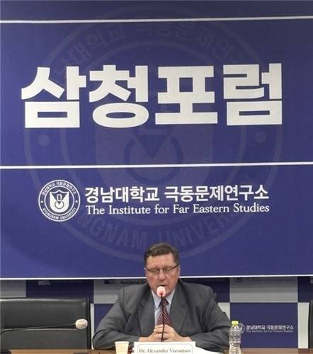 15일 서울 종로구 경남대 국동문제연구소에서 열린 ‘삼청포럼’에서 강연하는 알렉산더 보론초프 러시아 과학아카데미 동방학연구소 한국·몽골학과장. 연합뉴스