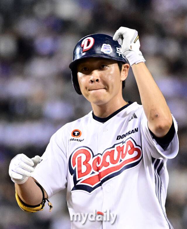 2025년 8월 28일 오후 서울 잠실구장에서 열린 '2025 신한 SOL뱅크 KBO 리그' 삼성 라이온즈와 두산 베어스의 경기. 두산 정수빈이 9회말 선두타자 안타를 친 뒤 기뻐하고 있다./마이데일리