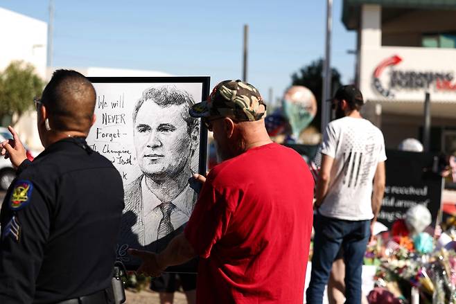 지난 14일(현지시간) 애리조나주 피닉스에 있는 터닝포인트USA 본부 앞에 마련된 정치활동가이자 터닝포인트USA 설립자 찰리 커크를 위한 임시 추모 공간에 모여 있다. [AFP]