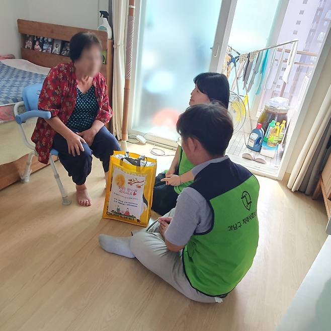지난해 추석 때 1인 가구를 방문한 강남구 봉사자들. [강남구 제공]