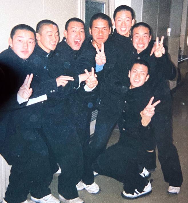 가라테 유망주였던 고등학교 시절 시노하라 셰프(오른 편 가장 아래쪽). 본인 제공