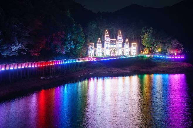 의림지 북쪽 제2의림지 비룡담 호변에 세워진 ‘마법의 성’ 야경